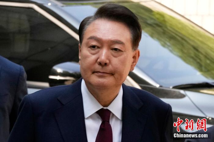 当地时间2025年5月12日，韩国首尔，因被控策(👊)划叛乱而受到审判的前总统尹锡悦抵(🕤)达首尔中央地方法院。图/视觉(🚗)中国